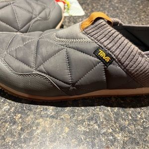 Teva mens shoes! Size 10